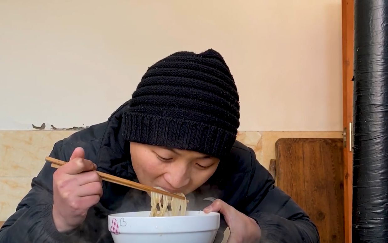 大冬下馆子，猪肉炖粉条28块，饸烙面7块，配着大蒜吃，得劲