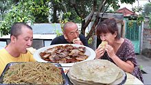 好久没吃大饼卷肉了，猪头肉和土豆丝卷着饼吃真香，吃过瘾了