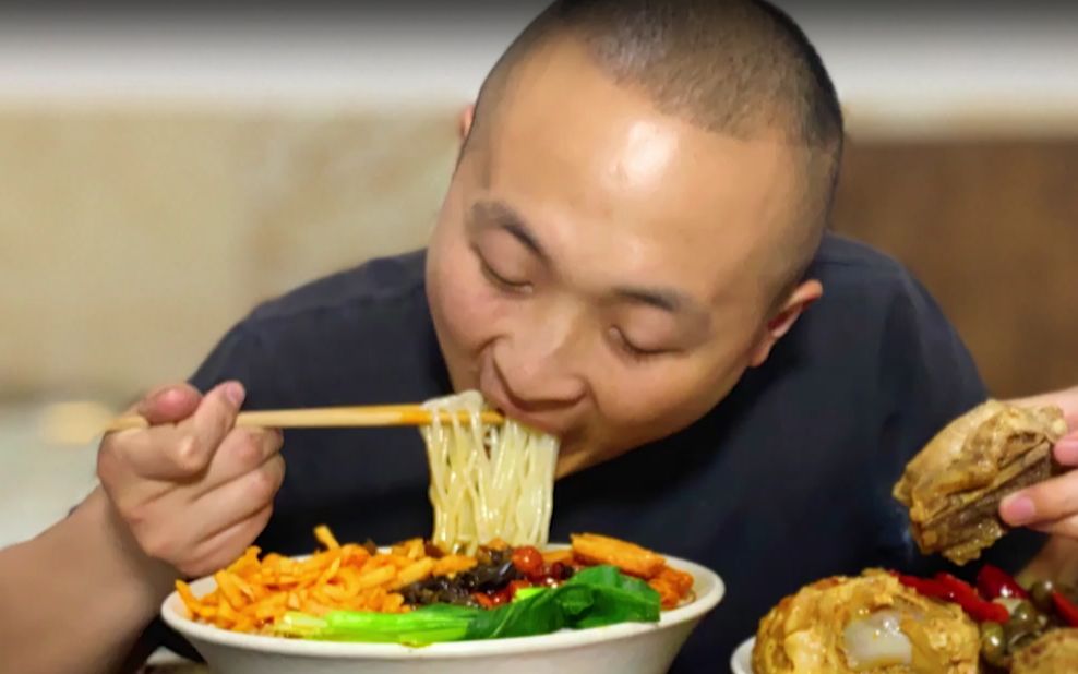 大冬向大爷买的田螺，做爆炒香辣田螺和螺蛳粉，真爽