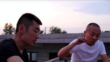 堂弟找大冬吃羊肉串，边喝啤酒边撸串，真爽