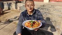 买一堆猪肺、猪大肠、五花肉，大冬做“卤煮火烧”，这味真地道