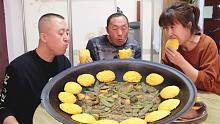 大彭做“大锅菜”再贴一圈东北大饼子，小时候的家常菜，好香