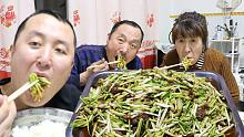 北方农村家里“蒜苗炒肉”的做法，一大捆蒜苗炒一锅，太香了