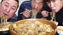 大彭今天做汆丸子，放点冻豆腐白菜粉炖一碗，越吃越香，过瘾