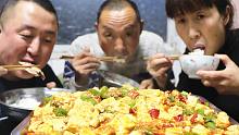 大彭做麻婆豆腐，东北豆腐真好，4元买2块大豆腐，太费米饭了
