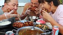 5个猪蹄103元，大彭做酱大猪蹄子，吃着真爽啊，老爸吃过瘾了
