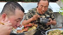 大彭做呼茄子土豆鸡蛋焖子，搭配一直烤鸭，爷俩其乐无穷