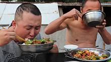 猪肝没吃完，大彭拿来炒辣椒，爷俩这这吃相真是没谁了,过瘾