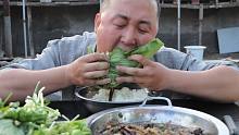 茄子酱打饭包太爽了，小伙一次吃2大个，满院香喷喷