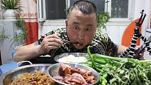 大彭吃着盆里，看着盘里，土豆酱小菜，40块钱猪头肉，狂吃爽极了