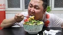 老妈包了芹菜肉饺子，大彭下班做成汤饺，36个煮一大碗，过瘾