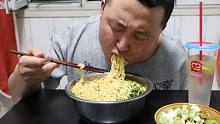 四袋泡面，一头蒜，小伙吃方便面比吃肉都香，太爽了