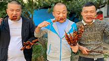 来俩同学，大冬腌上羊肉和驴肉，做烧烤红柳大肉串，焦香四溢