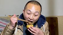 大冬今天做西红柿炖牛肉，黄面窝头配着吃，真过瘾