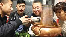 大彭做火锅鸡，叫朋友一起过来吃，锅太大鸡买少了，味道不错