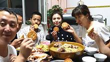 中秋家宴，大骨头炖酸菜搭配3个硬菜整一桌，一盘月饼过中秋