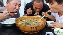 大彭家今天吃，小鸡炖蘑菇土豆，入口软烂，香气扑鼻，真好吃