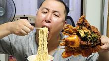夜宵套餐，40块钱炸串，4块钱泡面，3块钱可乐，大彭吃爽了