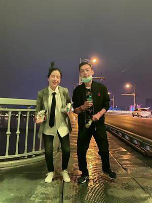 #魔性趟水步 来自武汉的粉丝，他说要跟我合拍，可我发现这兄弟有点不开心，给他喝小白，估计没有拿梦之蓝