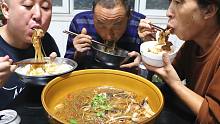 大彭做鱼头炖粉条，吃这菜既下饭又暖和，炖一大碗全都吃光了