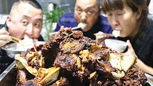 大彭做酱牛骨，15元一斤买了150块钱的，大口啃着吃就是香