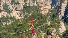神仙居住的张家界黄石寨，就连至尊宝和紫霞仙子都来天际秀恩爱了，高空走扁带，刺激吧#我是景区推荐官