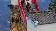 塔云山天下最险道观，三面悬于万丈深渊，是用4根石柱插入石缝，可谓是鬼斧神工#古建筑之美 #旅行 #天