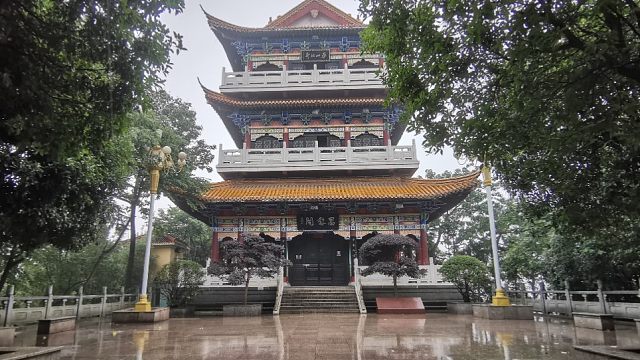 宜春市袁山公园,雨中漫步欣赏美景,山顶有一座昌黎阁