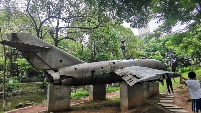 实拍樟树市药都公园风景,里面有架旧飞机,让我们想起了童年时光