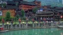 烟雨碧水，百年吊脚楼，一个充满着原始古朴的湘西苗寨#旅行大玩家