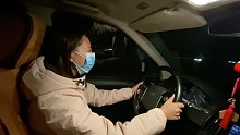 新手女司机首次上高速，就开10米拖挂车，副驾捏了一把汗