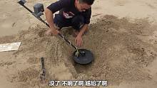 拿着金属探测器在海滩探宝，看看都找到了什么