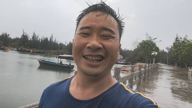 台风过后,海边不少海鲜还没来得及入海,就被赶海的玉平一窝端了