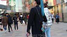 三里屯街拍，好独特的发型！美女的马尾辫是蓝绿渐变色