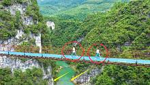 贵州大山一峡谷上竟有座危险吊桥，村民出行的必经之路，好险