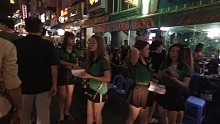 实拍越南胡志明酒吧街，一到晚上这里街上都是啤酒妹拉着你喝酒