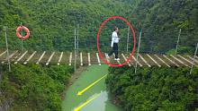贵州大山里一座临时绳索桥，在100米高空行走，看着脚都发软