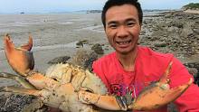 小伙赶海抓青蟹，发现洞口堆着这种沙土，说明里面有大青蟹