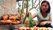 渔家姑娘在海岛上做了海鲜美食，石板上的蒜蓉烤虾看得我都流口水了