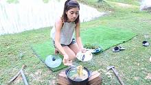 柬埔寨小姐姐在野外炖乌鸡汤喝，听说很滋补