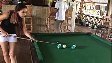 柬埔寨小姐姐不做饭了，改玩台球了