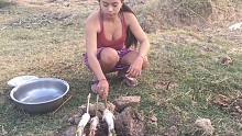 柬埔寨小姐姐在野外做烤鱼，看的口水猛咽