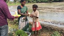 印度小伙在田间地头做饮料，完了送给种田的人喝
