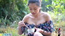 美丽的女孩在野外做了一道烧烤茄子，一定很好吃！