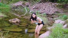 美丽的女孩为了生存 下河抓螺丝 烤地瓜 吃野味。