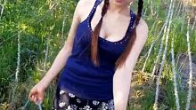 漂亮的女孩 在夕阳西下 小溪里抓鱼 太美了