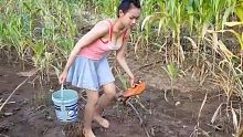这个农村女孩是个捕鱼高手！