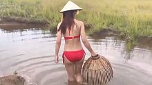 我的山村生活 美丽的农村女孩在农田里捕鱼