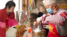 台湾80多岁老夫妻在云南卖10元猪排饭，手冲台式奶茶只要4元，还是十几年前的味道，还是十几年前的人