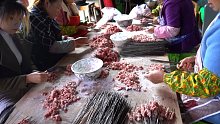 贵州1元猪肉串，小店一天能卖3万串，十几个阿姨一天串肉忙不赢